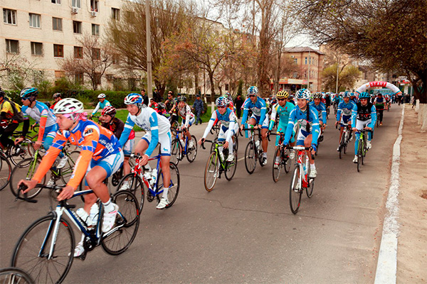 Cycling marathon on route Tashkent-Shymkent starts