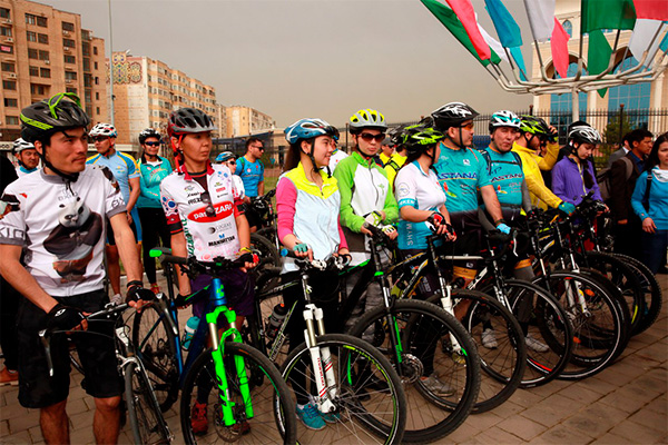 Cycling marathon on route Tashkent-Shymkent starts