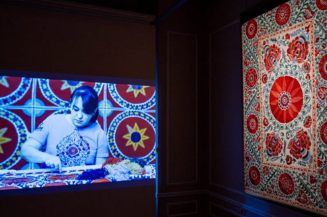 В Баку открылась выставка узбекской вышивки сюзане «Рождение сюзане»