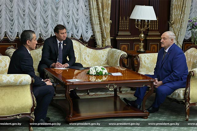 Lukashenko, Uzbek Envoy Discuss Mirziyoyev Visit