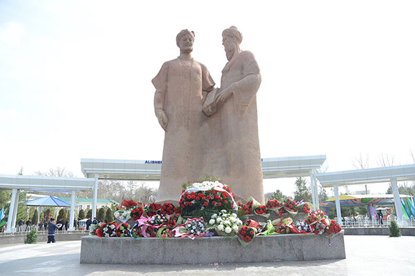 В Самарканде установлен памятник Алишеру Навои и Абдурахману Джами