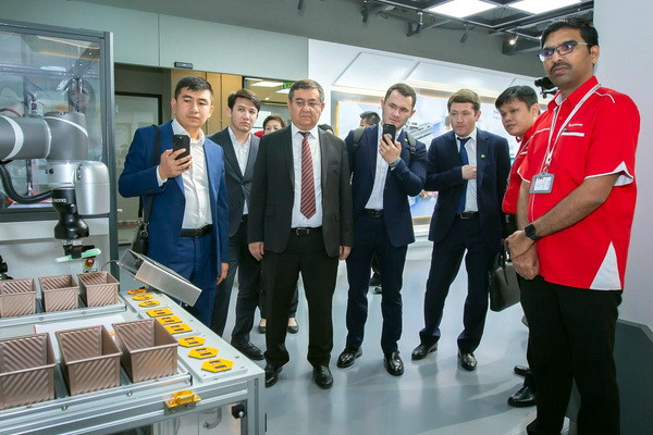 Делегация Узбекистана обсудила перспективы сотрудничества с основателем UCSI University в Малайзии и провела встречу с соотечественниками