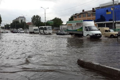 В столице Узбекистана проливные дожди вызвали потоп