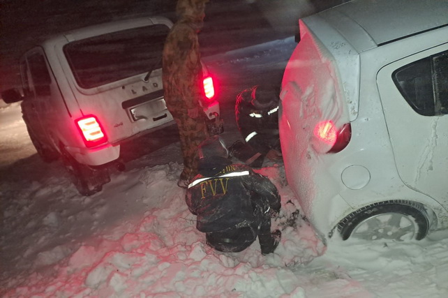 Uzbekistan Emergency Services Evacuate Citizens Stranded in Snowstorm in Jizzakh Region