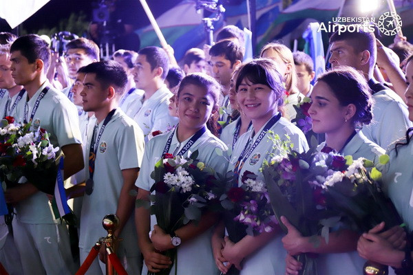В аэропорту Ташкента торжественно встретили спортсменов с V Игр исламской солидарности