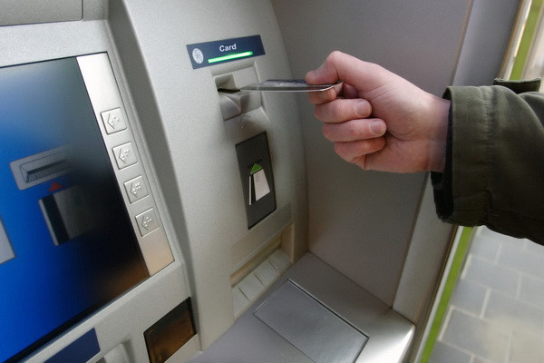 Representatives of the Central Bank reminded Uzbek citizens what to do if the ATM does not return the card