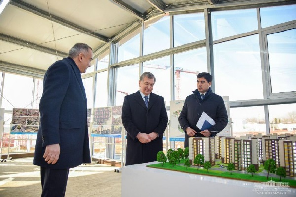 Президент Узбекистана ознакомился ходом строительства девятиэтажных домов
