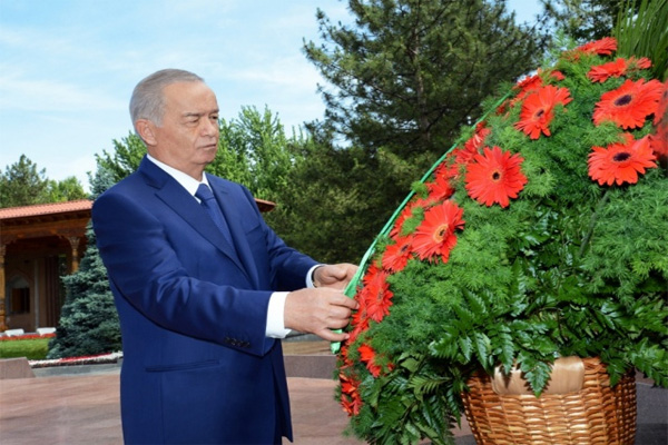 Президент Узбекистана Ислам Каримов посетил Площадь памяти