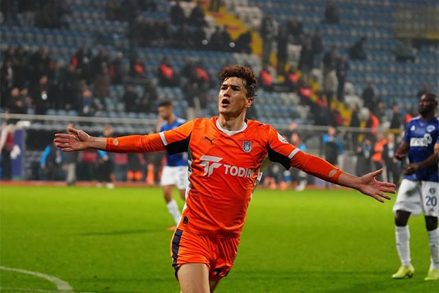 Eldor Shomurodov and Timur Kapadze Named Uzbekistan’s Footballer and Coach of the Year 2025