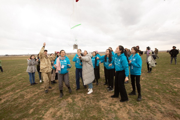 Девушки из Казахстана, Кыргызстана и Узбекистана запустили наноспутники в стратосферу для анализа загрязненности воздуха