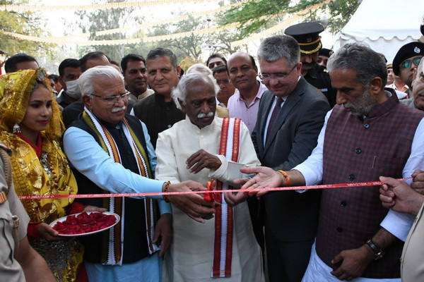 Uzbek artisans take part in the largest craft festival in India