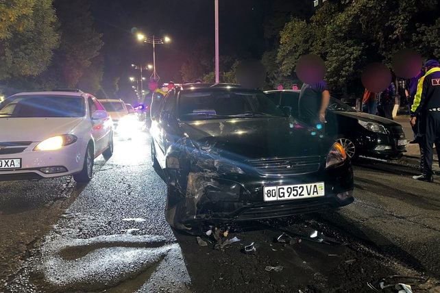 В Ташкенте столкнулись четыре автомобиля и автобус