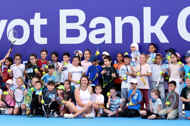 Динара Сафина провела мастер-класс для юных теннисистов в Ташкенте