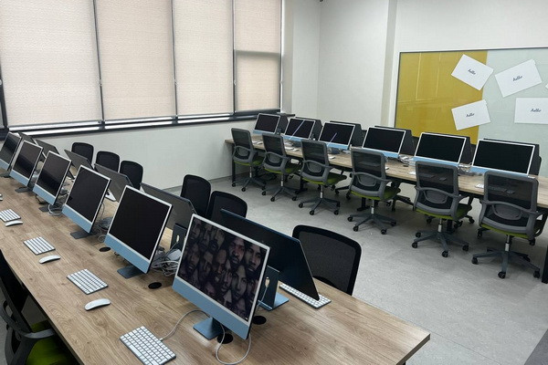 Преподаватели AU стали первыми сертифицированными тренерами Apple в Узбекистане