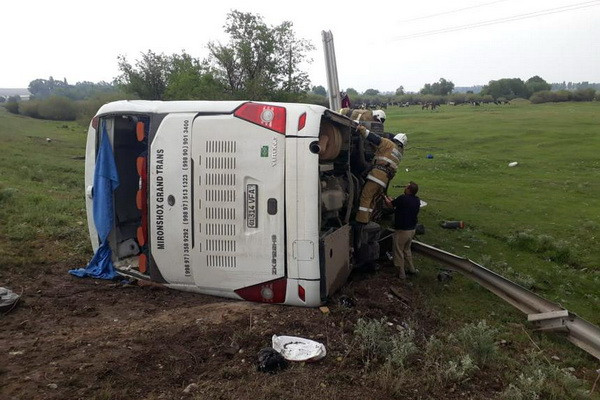 Граждане Узбекистана находились в опрокинувшемся автобусе на трассе в Жамбылской области