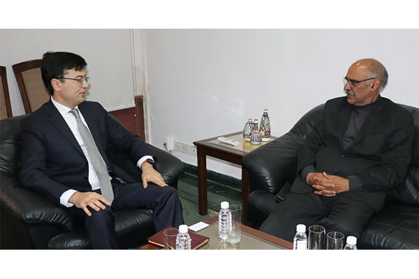 The prospects for organizing “show rooms” to promote Uzbek products in India were discussed in Delhi