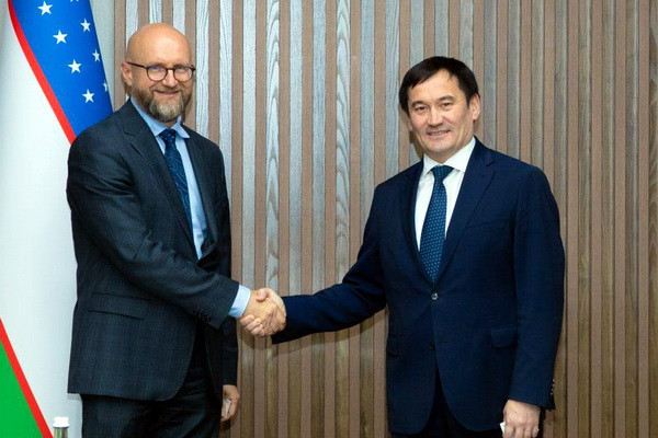 Minister of Transport of Uzbekistan meets with the Vice President of the AIIB