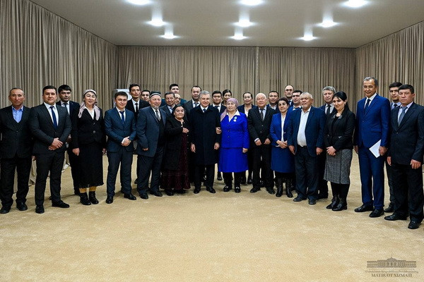Uzbek President talks with mahalla activists of Jomboy district