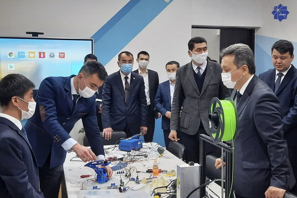 Министр ИКТ посетил Нукусский филиал ТУИТ и принял участие в церемонии открытия IT-инкубационного центра