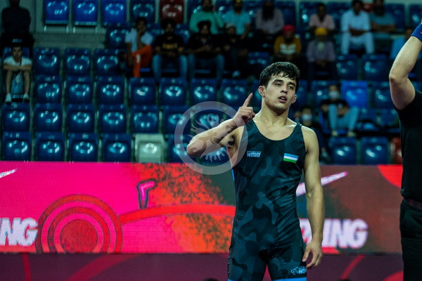 Узбекские борцы вольного стиля успешно стартовали на ЧА