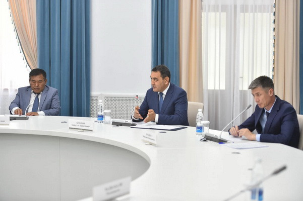 Head of the Cabinet of Ministers of Kyrgyzstan meets with the governors of the border regions of Tajikistan and Uzbekistan