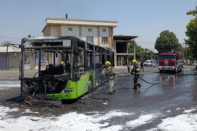 Toshkentda yo‘lovchi avtobusi yonib ketdi