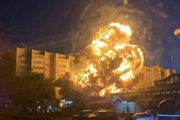 Военный самолет Су-34 упал на жилой дом в Ейске