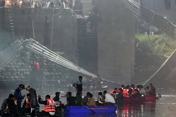 СМИ: премьер Индии посетит место обрушения моста в Гуджарате