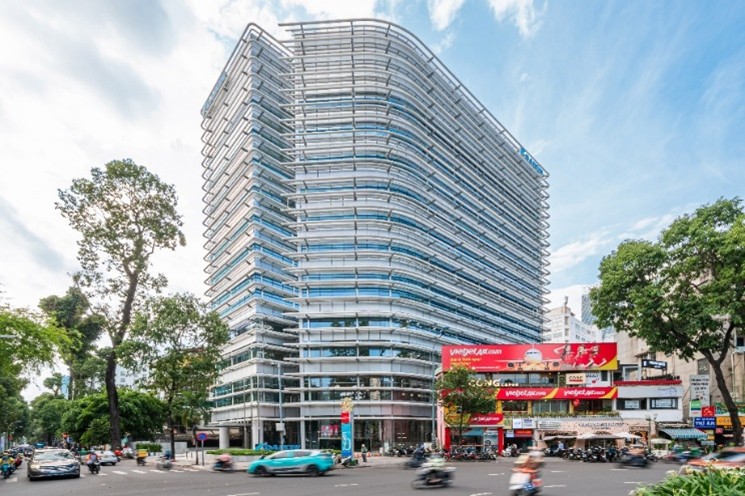 Daikin’s new head office building in Vietnam conceptualized and designed by Nikken Sekkei, has achieved the world’s first three Platinum certifications for environmental and health standards