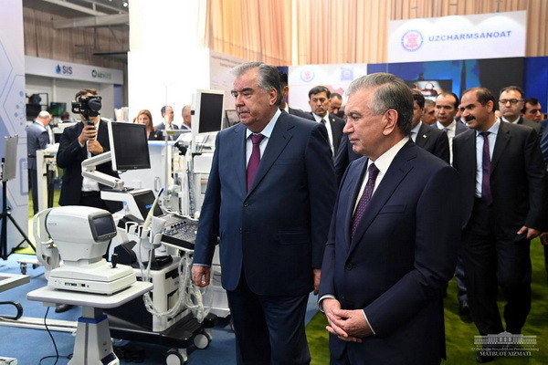 Leaders of Uzbekistan and Tajikistan visit Khiva Carpet Factory