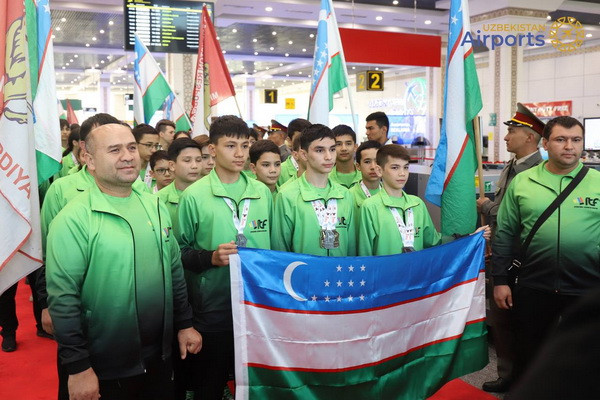В ташкентском аэропорту торжественно встретили спортсменов с Чемпионата мира по кикбоксингу