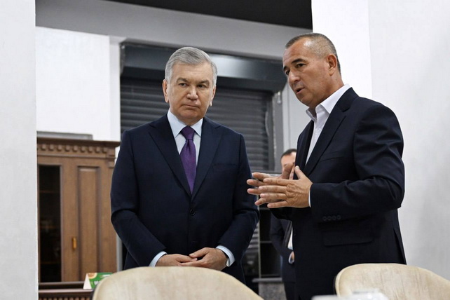 Президент ознакомился с промышленно-сервисной зоной «Тараккиёт»