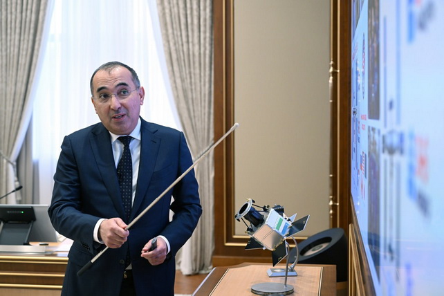 “Uzbekcosmos” Presents Remote Sensing Satellite Models to President Shavkat Mirziyoyev