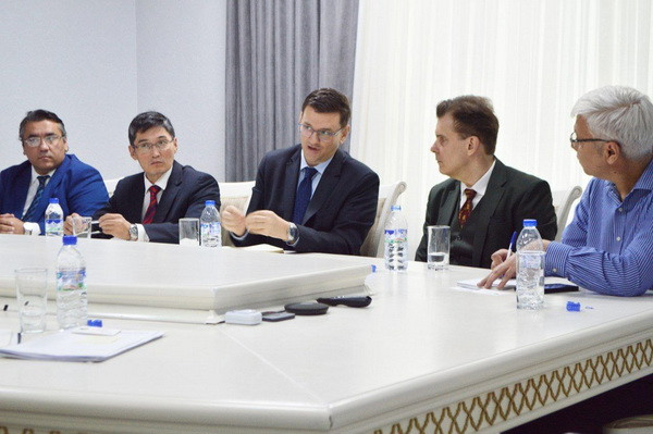 A meeting takes place with regional experts of the International Finance Corporation