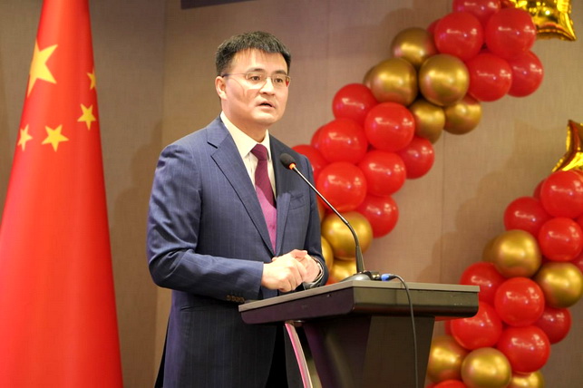 Chinese Ambassador Holds Meeting with Journalists to Celebrate Spring Festival