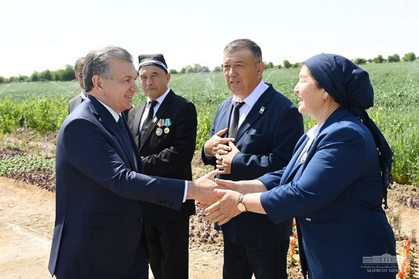 Uzbek President meets with farmers in Kasan