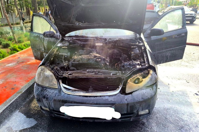 Car Catches Fire on Shota Rustaveli Street in Tashkent