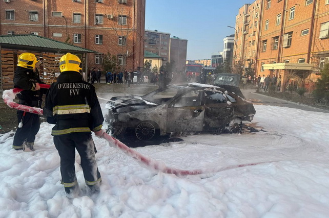 В Ташкенте загорелся автомобиль