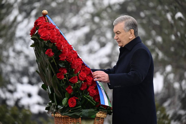 President of Uzbekistan Pays Tribute to Islam Karimov