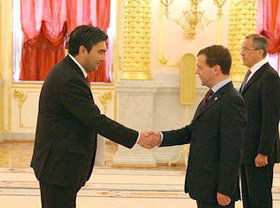 Uzbek envoy hands over credentials to Russian President