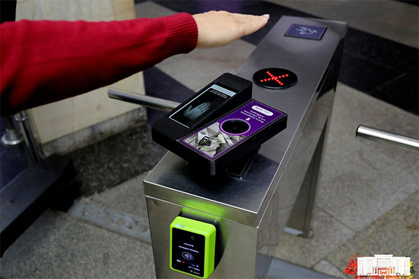 В ташкентском метрополитене начали тестировать оплату при помощи сканирования ладони