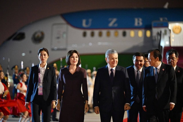 Президент Узбекистана Шавкат Мирзиёев прибыл в Китай для участия в саммите ШОС