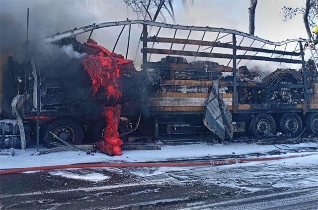 Truck Catches Fire on Tashkent–Syrdarya Highway, No Injuries Reported