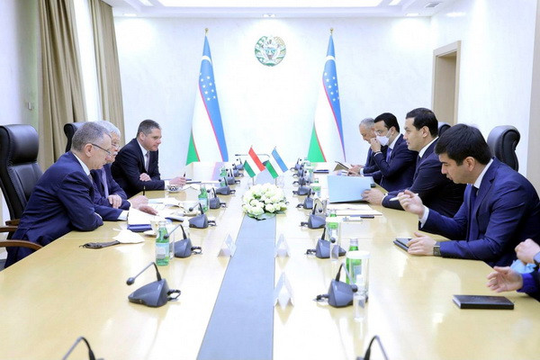 A meeting takes polace with the leadership of the Hungarian OTP Bank