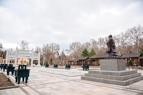 Uzbek Presidents pays visit to Confucius Square in Samarkand
