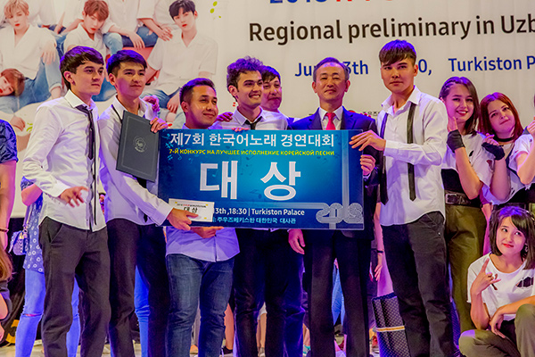 Команда J4 выиграла гран-при конкурса корейской песни K-POP