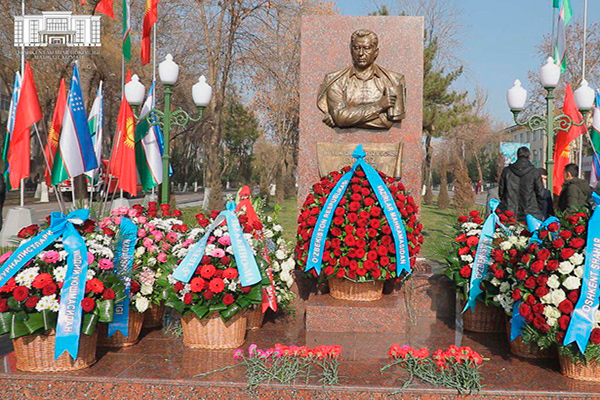 В столице установлен барельеф писателю Чингизу Айтматову