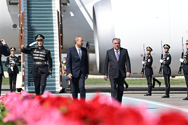 Президент Таджикистана прибыл в Самарканд