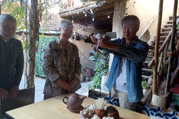 Editor and writer of the leading Japanese publishing house Globe - Trotter Travel Guidebook visits in Uzbekistan