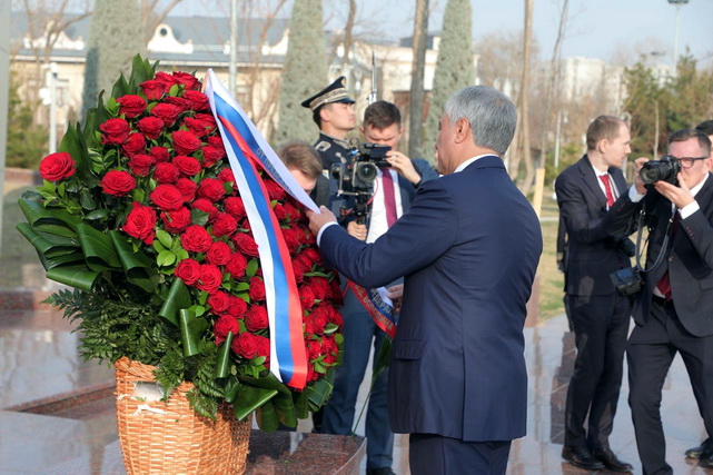 Вячеслав Володин посетил мемориальный комплекс «Парк Победы» в Ташкенте